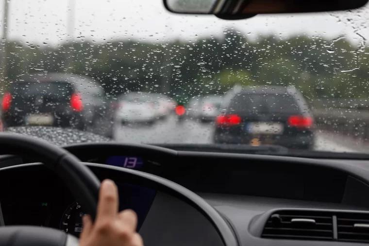 雨天车内玻璃起雾怎么解决
