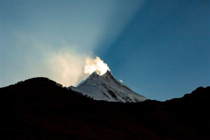 世界第八大高峰发生雪崩：多人被埋失踪